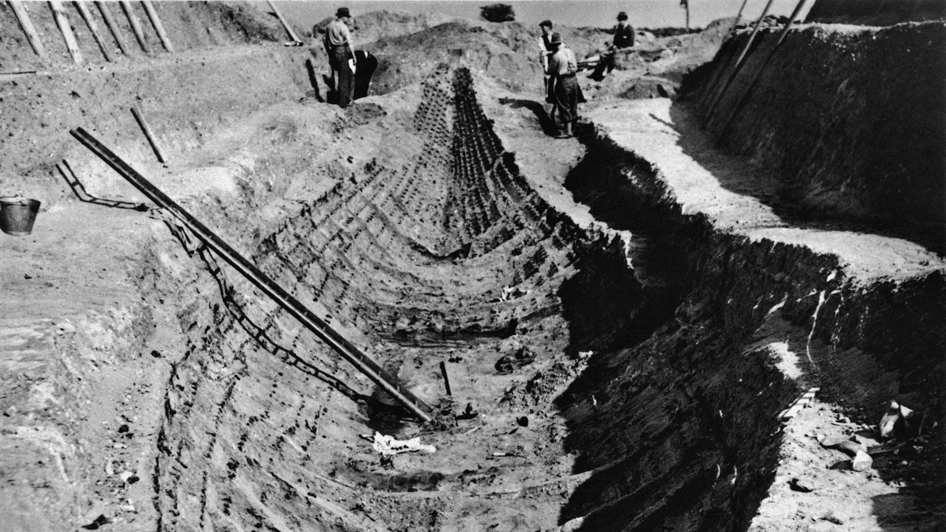 Der Fund des als Grabbeigrabe in der ostenglischen Ausgrabungsstätte Sutton Hoo gefundenen Schiffswracks im Jahr 1939 Der Fund des als Grabbeigrabe in der ostenglischen Ausgrabungsstätte Sutton Hoo gefundenen Schiffswracks im Jahr 1939