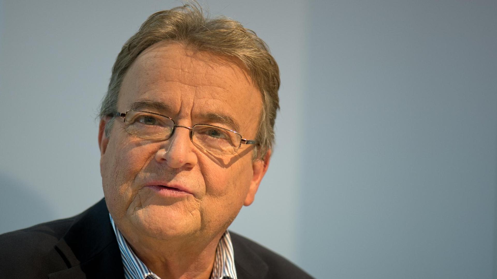 Thomas Kielinger , aufgenommen am 10.10.2014 auf der 66. Frankfurter Buchmesse in Frankfurt am Main (Hessen). Er lebt seit 20 Jahren als Korresponent in London. Thomas Kielinger , aufgenommen am 10.10.2014 auf der 66. Frankfurter Buchmesse in Frankfurt am Main (Hessen). Er lebt seit 20 Jahren als Korresponent in London.