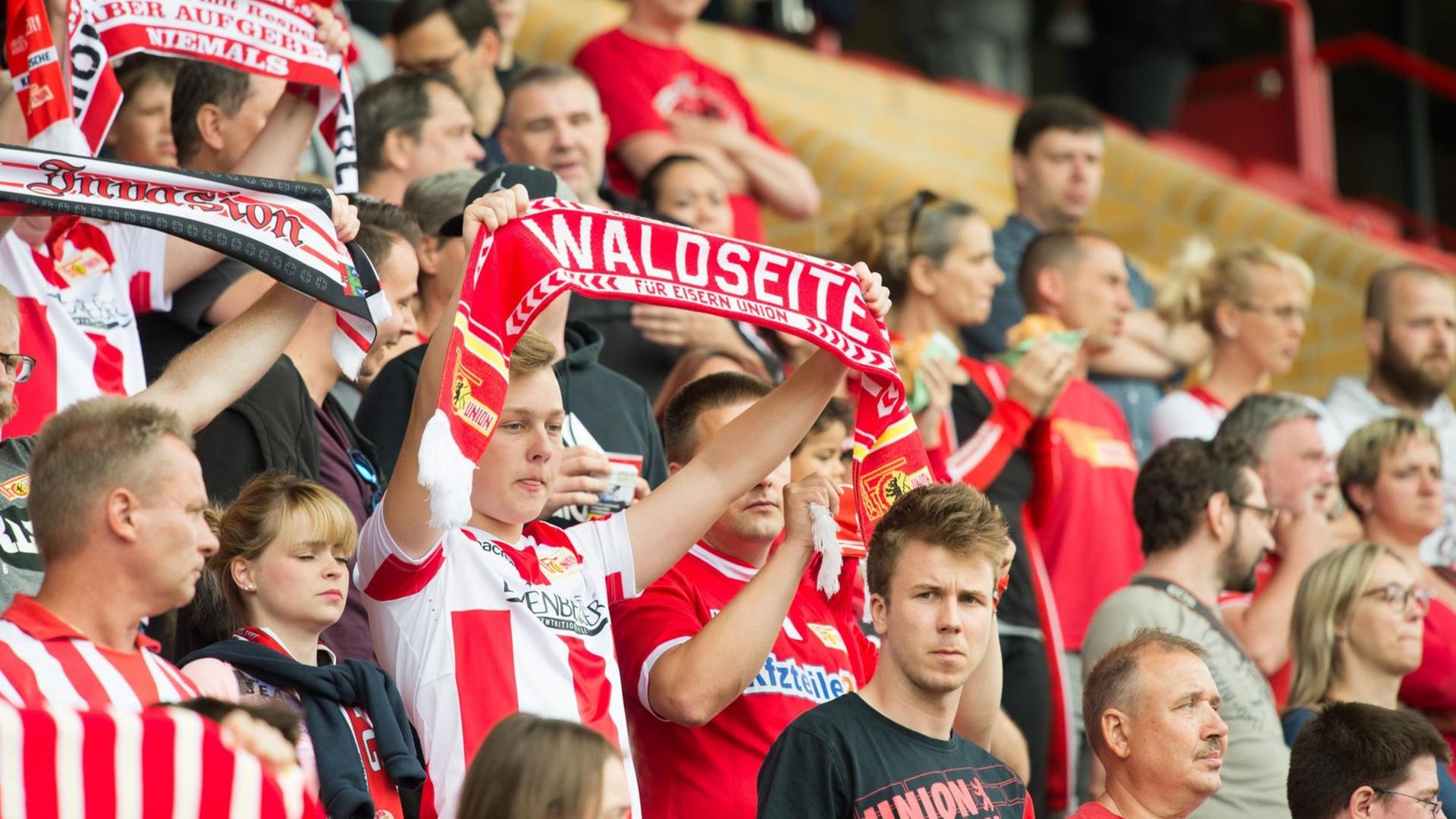 Die Fans von Union Berlin im Stadion Alte Försterei, alle mit Fan-Schals Die Fans von Union Berlin im Stadion Alte Försterei, alle mit Fan-Schals