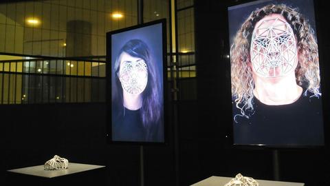 Das Kunstwerk "Face Cages" des Künstlers Zach Blas ist am 27.01.2015 im Haus der Kulturen der Welt in Berlin auf der Transmediale 2015 zu sehen.