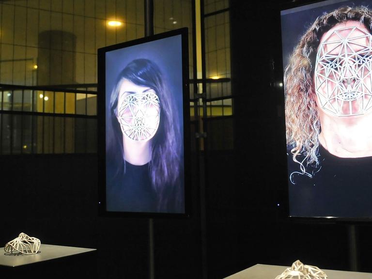 Das Kunstwerk "Face Cages" des Künstlers Zach Blas ist am 27.01.2015 im Haus der Kulturen der Welt in Berlin auf der Transmediale 2015 zu sehen.