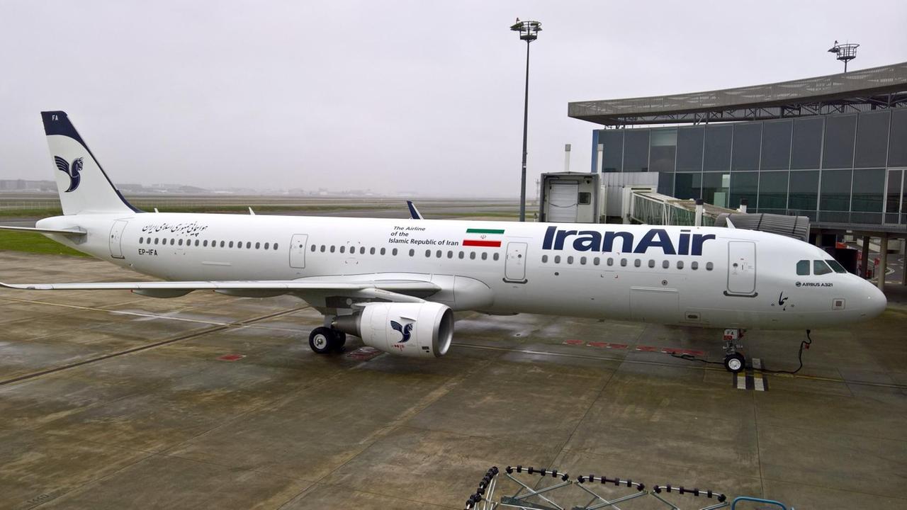 Ein Airbus A321 mit der Aufschrift "Iran Air" steht auf einem asphaltierten Platz. Ein Airbus A321 mit der Aufschrift "Iran Air" steht auf einem asphaltierten Platz.
