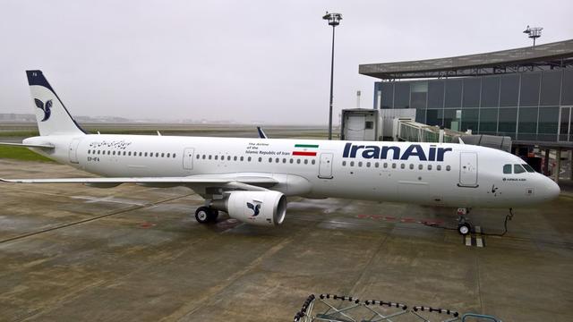 Ein Airbus A321 mit der Aufschrift "Iran Air" steht auf einem asphaltierten Platz.