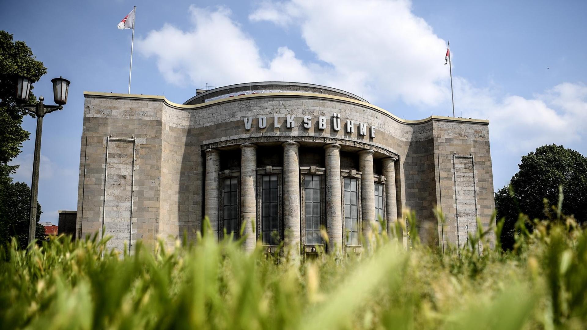 Außenansicht der Berliner Volksbühne aus der Froschperspektive von der Rasenfläche davor. Außenansicht der Berliner Volksbühne aus der Froschperspektive von der Rasenfläche davor.