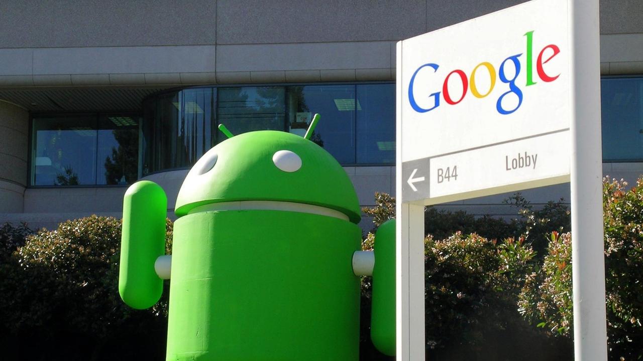 Ein riesiges grünes Robotermännchen - Maskottchen für das Google-Betriebssystem Android - steht vor dem Eingang des amerikanischen Internet-Konzerns Google in Mountain View. Ein riesiges grünes Robotermännchen - Maskottchen für das Google-Betriebssystem Android - steht vor dem Eingang des amerikanischen Internet-Konzerns Google in Mountain View.