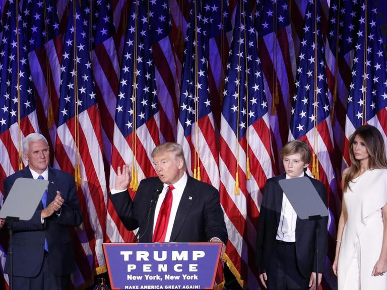 Donald Trump bei seiner Rede in New York nach seinem Wahlsieg, rechts neben ihm stehen seine Frau und einer seiner Söhne