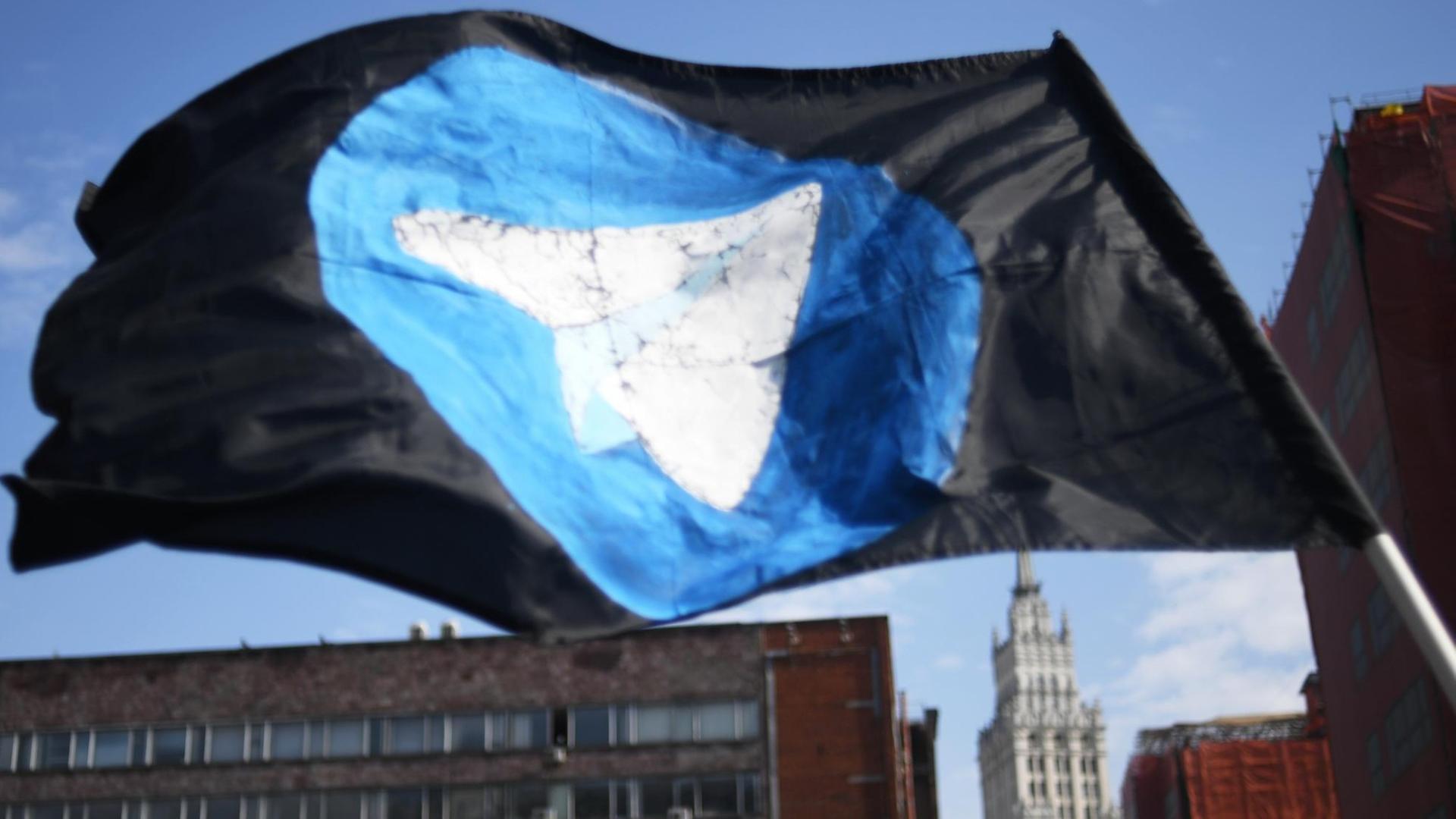 Eine Flagge, auf der das Symbol des Messengerdienstes Telegram zu sehen ist Eine Flagge, auf der das Symbol des Messengerdienstes Telegram zu sehen ist
