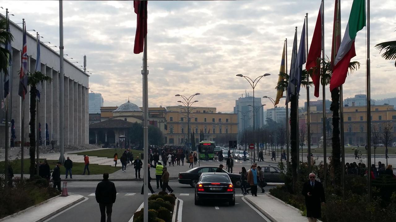 Blick vom Hotel Tirana auf den Skanderbeg-Patz.