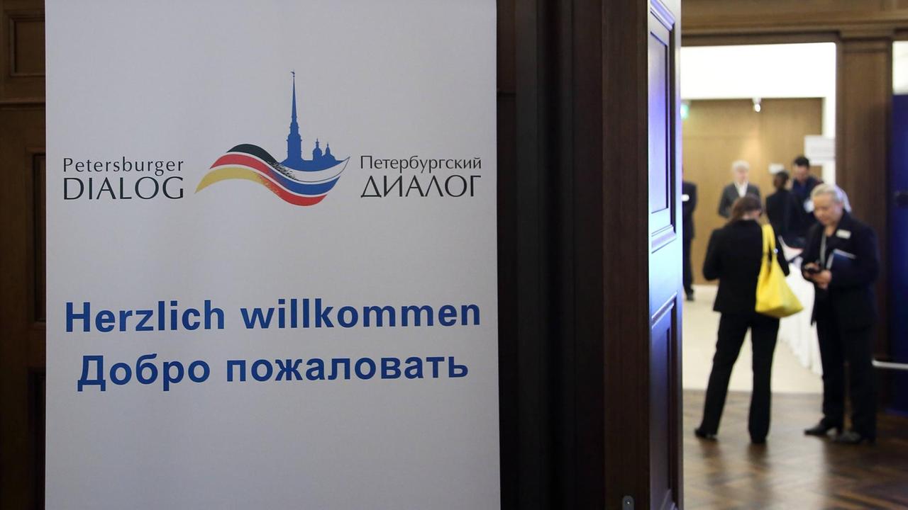 Ein Schild beim Petersburger Dialog 2015 in Potsdam Ein Schild beim Petersburger Dialog 2015 in Potsdam
