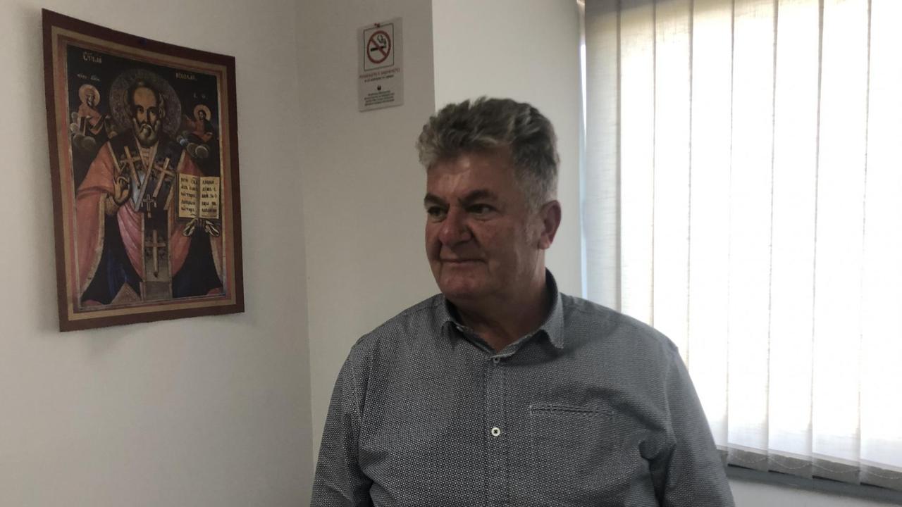 Der Vater von Vojo Gogovski aus Neproschteno wurde 2001 mutmasslich von UCK Paramilitärs entführt und getötet. Krsto Gogovski war einer von insgesamt 12 Zivilisten, die dieses Schicksal hatten. Neun von ihnen gelten nach wie vor als vermisst. Der Vater von Vojo Gogovski aus Neproschteno wurde 2001 mutmasslich von UCK Paramilitärs entführt und getötet. Krsto Gogovski war einer von insgesamt 12 Zivilisten, die dieses Schicksal hatten. Neun von ihnen gelten nach wie vor als vermisst.