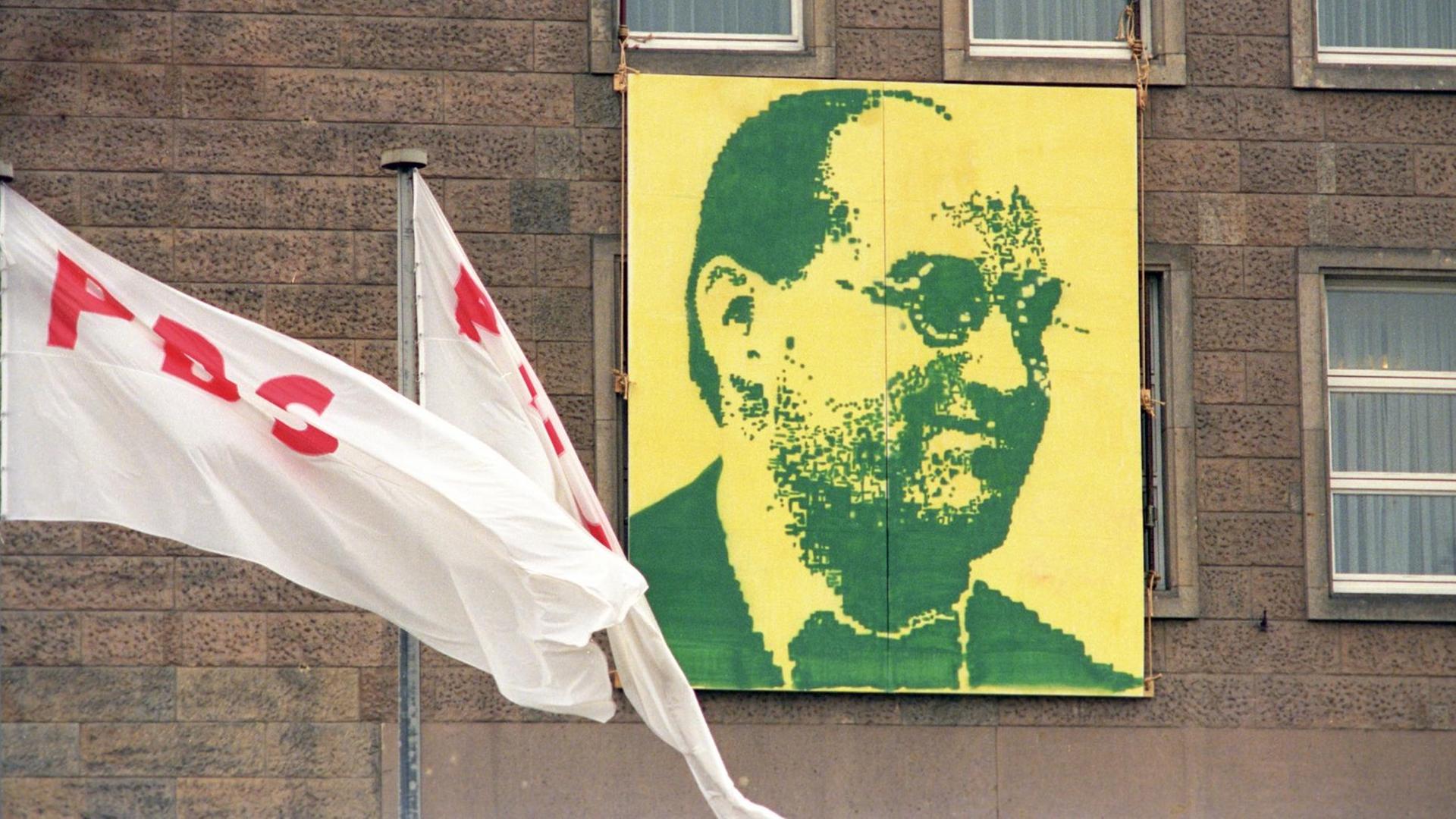 Am ehemaligen Gebäude des Zentralkomitees der Sozialistischen Einheitspartei Deutschlands (SED) in Berlin-Mitte wehen Fahnen der Partei des Demokratischen Sozialismus (PDS) vor einem stilisierten Porträt des Parteivorsitzenden Gysi, aufgenommen am 22.03.1990. Die frühere DDR-Staatspartei beschloss zu Jahresbeginn 1990 ihre Umbenennung. Am ehemaligen Gebäude des Zentralkomitees der Sozialistischen Einheitspartei Deutschlands (SED) in Berlin-Mitte wehen Fahnen der Partei des Demokratischen Sozialismus (PDS) vor einem stilisierten Porträt des Parteivorsitzenden Gysi, aufgenommen am 22.03.1990. Die frühere DDR-Staatspartei beschloss zu Jahresbeginn 1990 ihre Umbenennung.