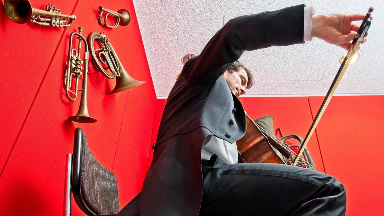 Der Cellist Tobias Tauber von den Bamberger Symphonikern trägt einen Frack aus Funktionsstoff der Zirndorfer Firma Woolwind. Unter den Achseln ist Meshgewebe eingearbeitet, das für zusätzliche Belüftung sorgt. Der Cellist Tobias Tauber von den Bamberger Symphonikern trägt einen Frack aus Funktionsstoff der Zirndorfer Firma Woolwind. Unter den Achseln ist Meshgewebe eingearbeitet, das für zusätzliche Belüftung sorgt.