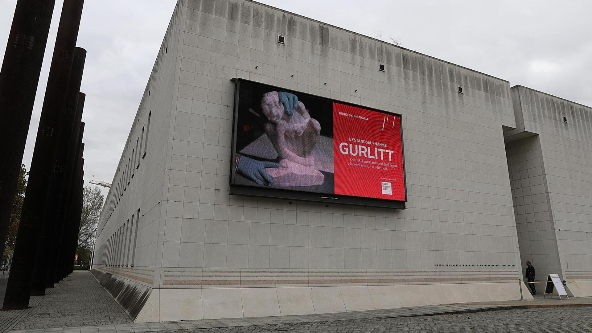Auf einer Video-Wand an der Bundeskunsthalle erscheint in Bonn (Nordrhein-Westfalen) die Ankündigung für Ausstellung "Bestandsaufnahme Gurlitt". Auf einer Video-Wand an der Bundeskunsthalle erscheint in Bonn (Nordrhein-Westfalen) die Ankündigung für Ausstellung "Bestandsaufnahme Gurlitt".