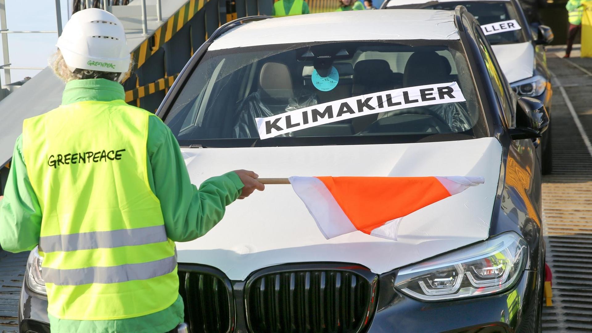 Greenpeace-Aktivisten blockieren am Autoterminal in Bremerhaven das Entladen von SUV-Fahrzeugen. Greenpeace-Aktivisten blockieren am Autoterminal in Bremerhaven das Entladen von SUV-Fahrzeugen.