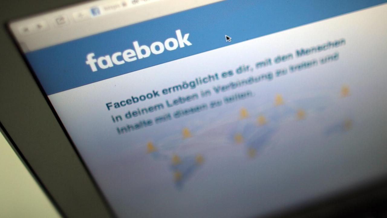 Die Internetseite von facebook ist auf einem Laptop zu sehen. Die Internetseite von facebook ist auf einem Laptop zu sehen.