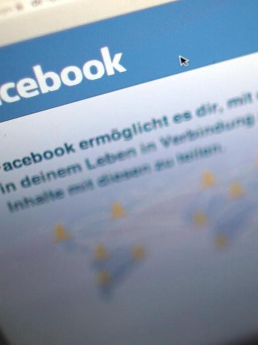 Die Internetseite von facebook ist auf einem Laptop zu sehen.