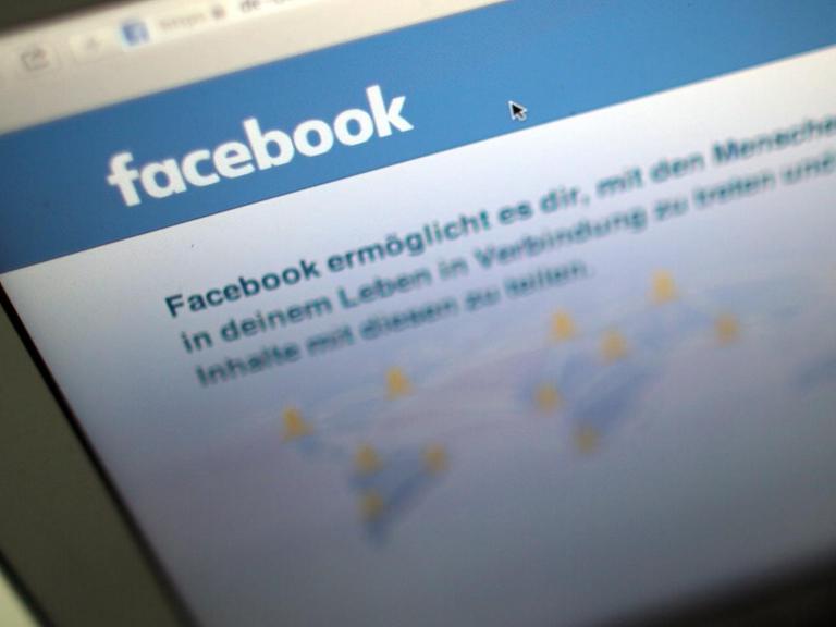 Die Internetseite von facebook ist auf einem Laptop zu sehen.
