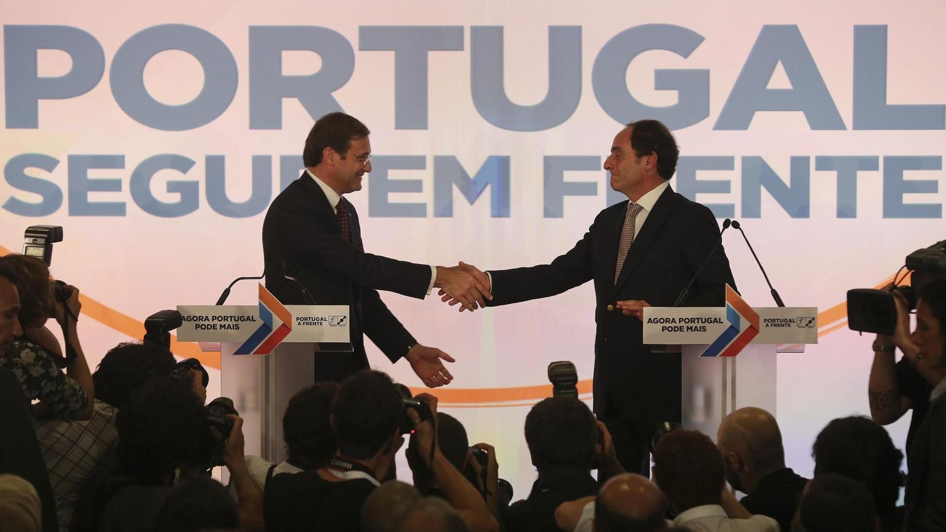 Portugals Ministerpräsident Coelho (l.) gratuliert seinem Partner von der konservativen PSD, Paulo Portas, zum gemeinsamen Wahlsieg.