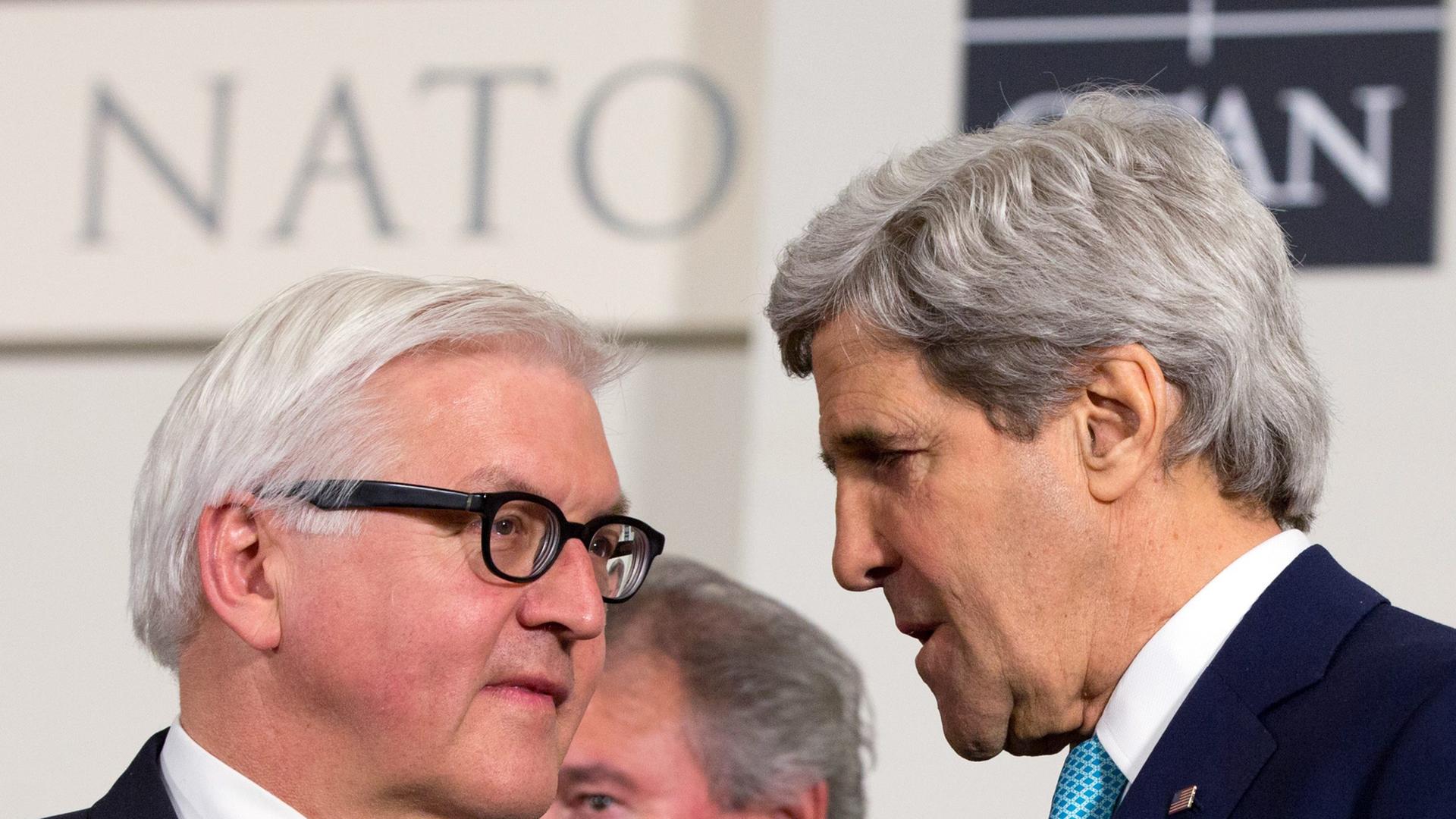 Bundesaußenminister Frank-Walter Steinmeier in Brüssel mit seinem Amtskollegen aus den USA, John Kerry Bundesaußenminister Frank-Walter Steinmeier in Brüssel mit seinem Amtskollegen aus den USA, John Kerry