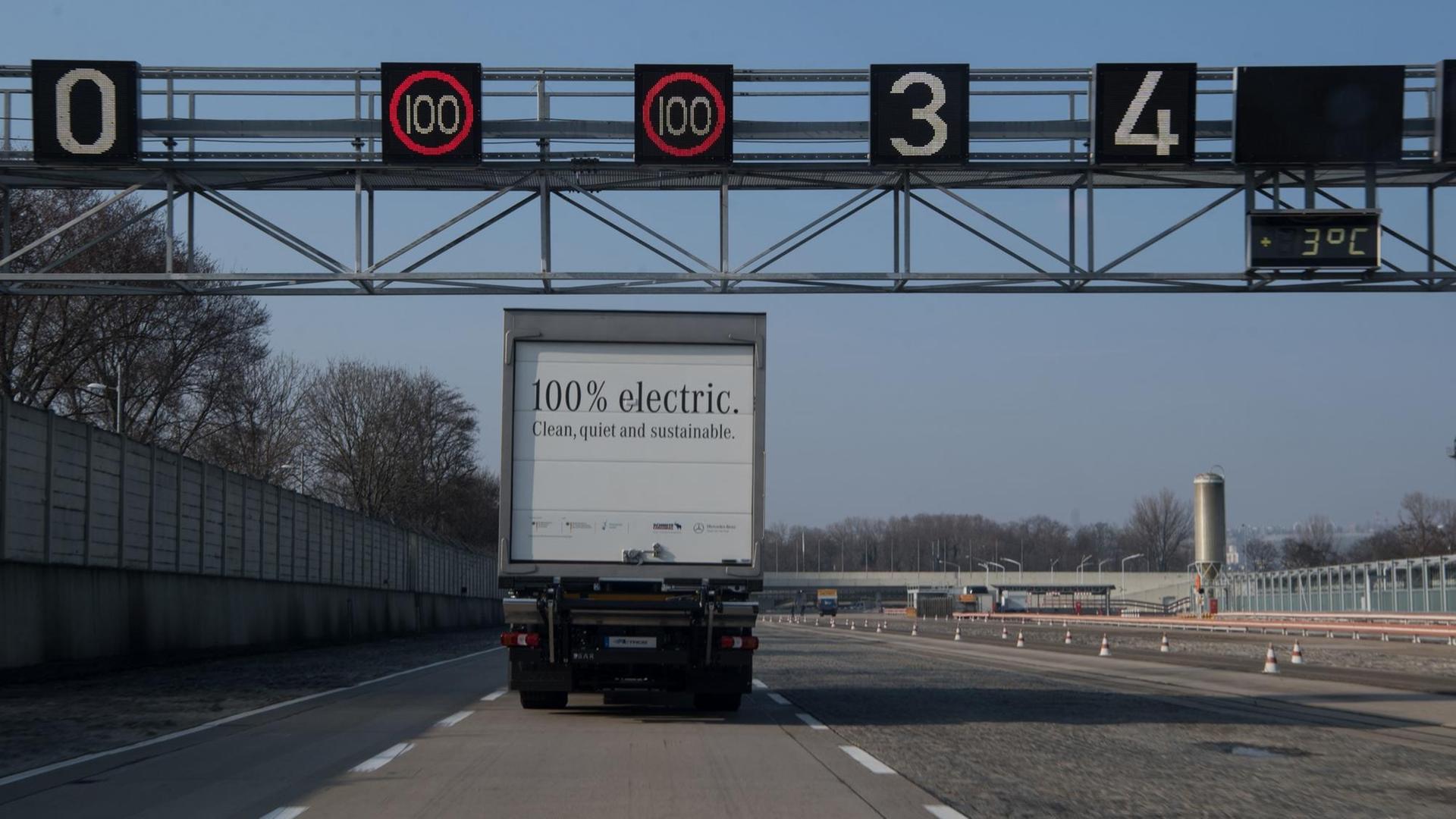 Ein Elektro-Lastwagen eActros von Mercedes-Benz fährt nach der Jahrespressekonferenz der Daimler-Nutzfahrzeugsparte am 21.02.2018 auf der Daimler-Teststrecke in Stuttgart. Ein Elektro-Lastwagen eActros von Mercedes-Benz fährt nach der Jahrespressekonferenz der Daimler-Nutzfahrzeugsparte am 21.02.2018 auf der Daimler-Teststrecke in Stuttgart.