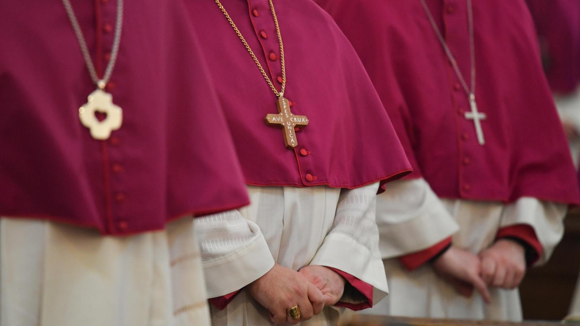 Drei Bischöfe stehen bei dem Gottes-Dienst in Fulda nebeneinander. Drei Bischöfe stehen bei dem Gottes-Dienst in Fulda nebeneinander.