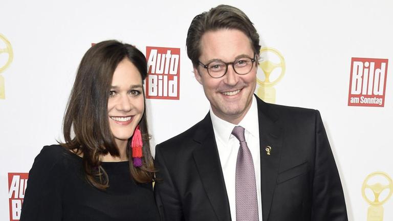 Julia Reuss und Andreas Scheuer posieren vor eine Wand bei der Verleihung des Goldenen Lenkrads 2019 in Berlin Julia Reuss und Andreas Scheuer posieren vor eine Wand bei der Verleihung des Goldenen Lenkrads 2019 in Berlin