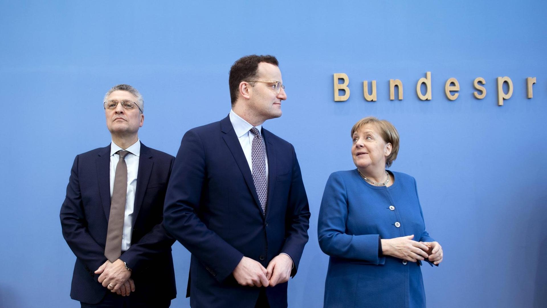 Bundeskanzlerin Angela Merkel (CDU), Bundesgesundheitsminister Jens Spahn (CDU) und der Präsident des Robert-Koch-Instituts, Lothar Wieler, bei einer Pressekonferenz.