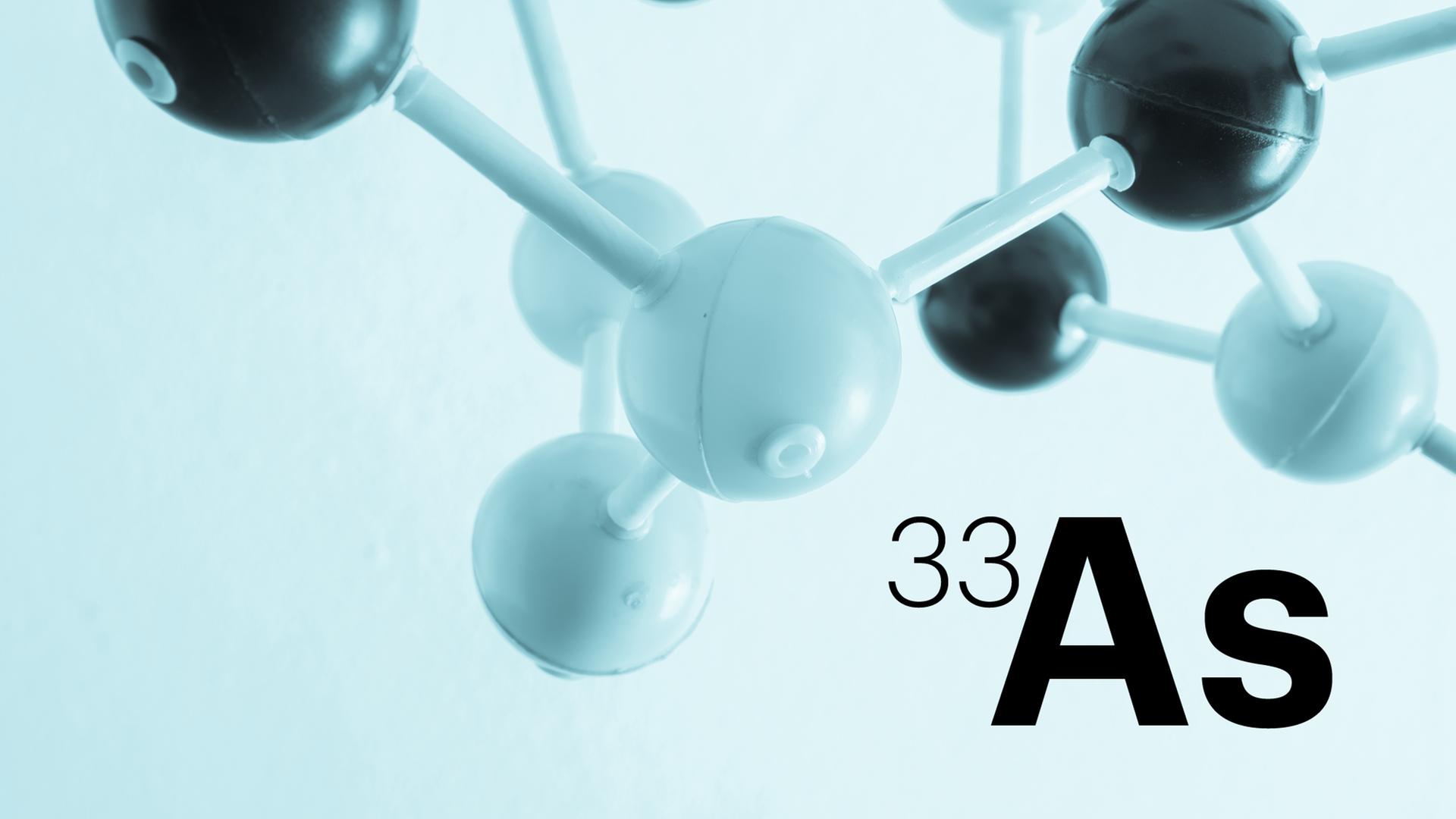 Das Modell eines Moleküls ist hinter der Abkürzung As (für Arsen) zu sehen. Das Modell eines Moleküls ist hinter der Abkürzung As (für Arsen) zu sehen.