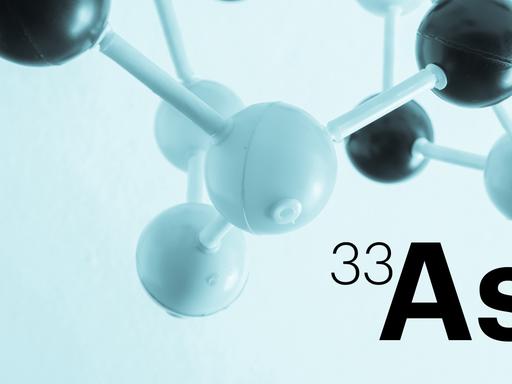 Das Modell eines Moleküls ist hinter der Abkürzung As (für Arsen) zu sehen.
