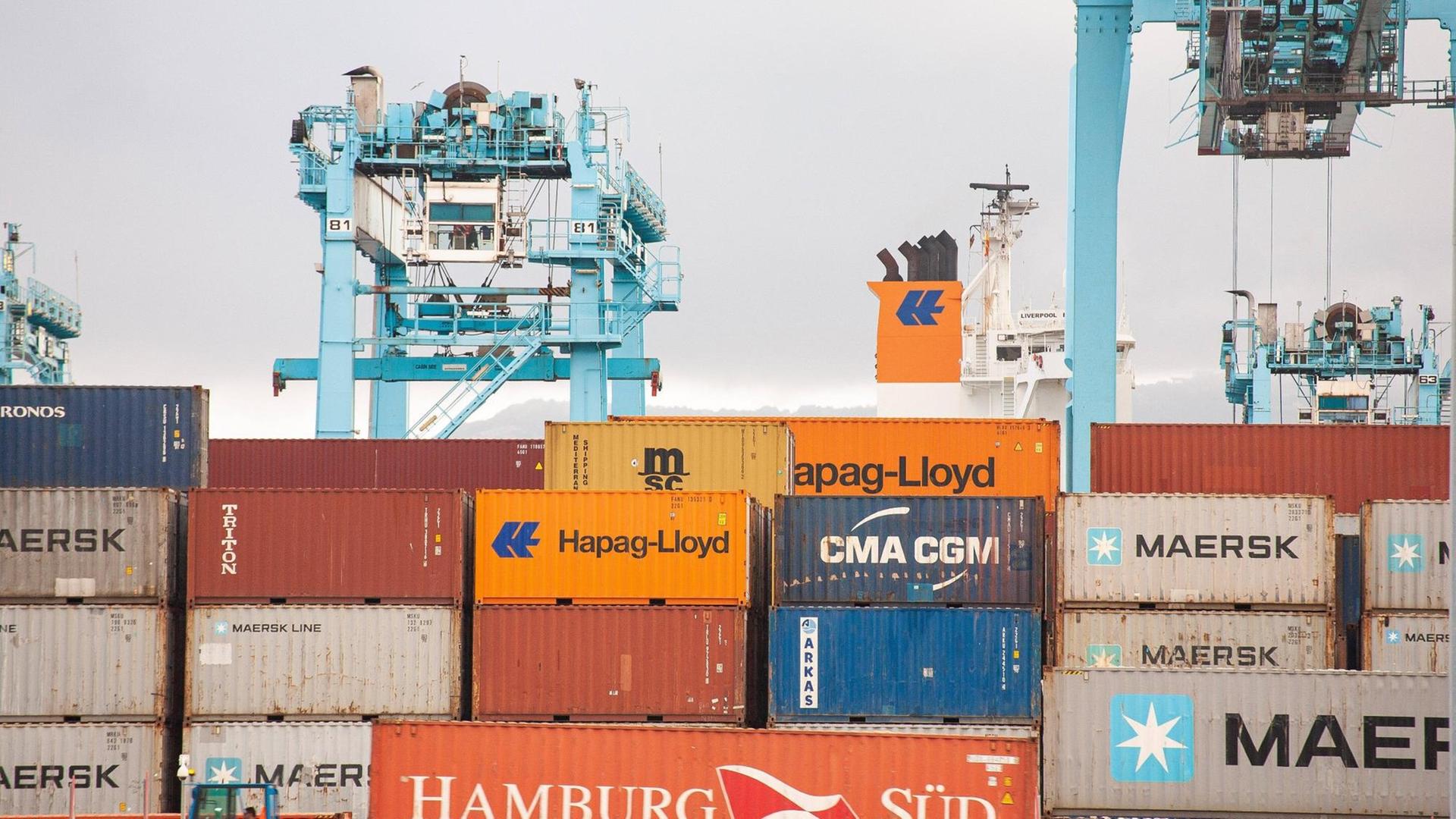Welthandel: Containerhafen und Containerschiffe