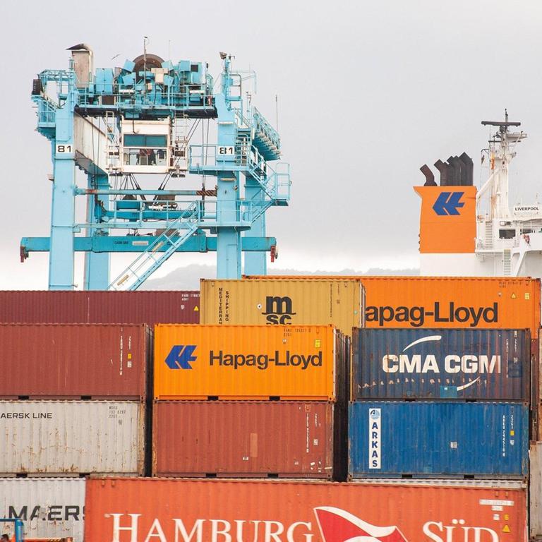 Welthandel: Containerhafen und Containerschiffe