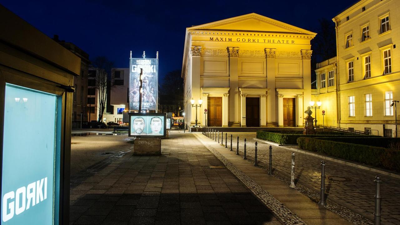 Das abendlich beleuchtete Maxim Gorki Theater in Berlin, aufgenommen am 17.01.2015. Das abendlich beleuchtete Maxim Gorki Theater in Berlin, aufgenommen am 17.01.2015.
