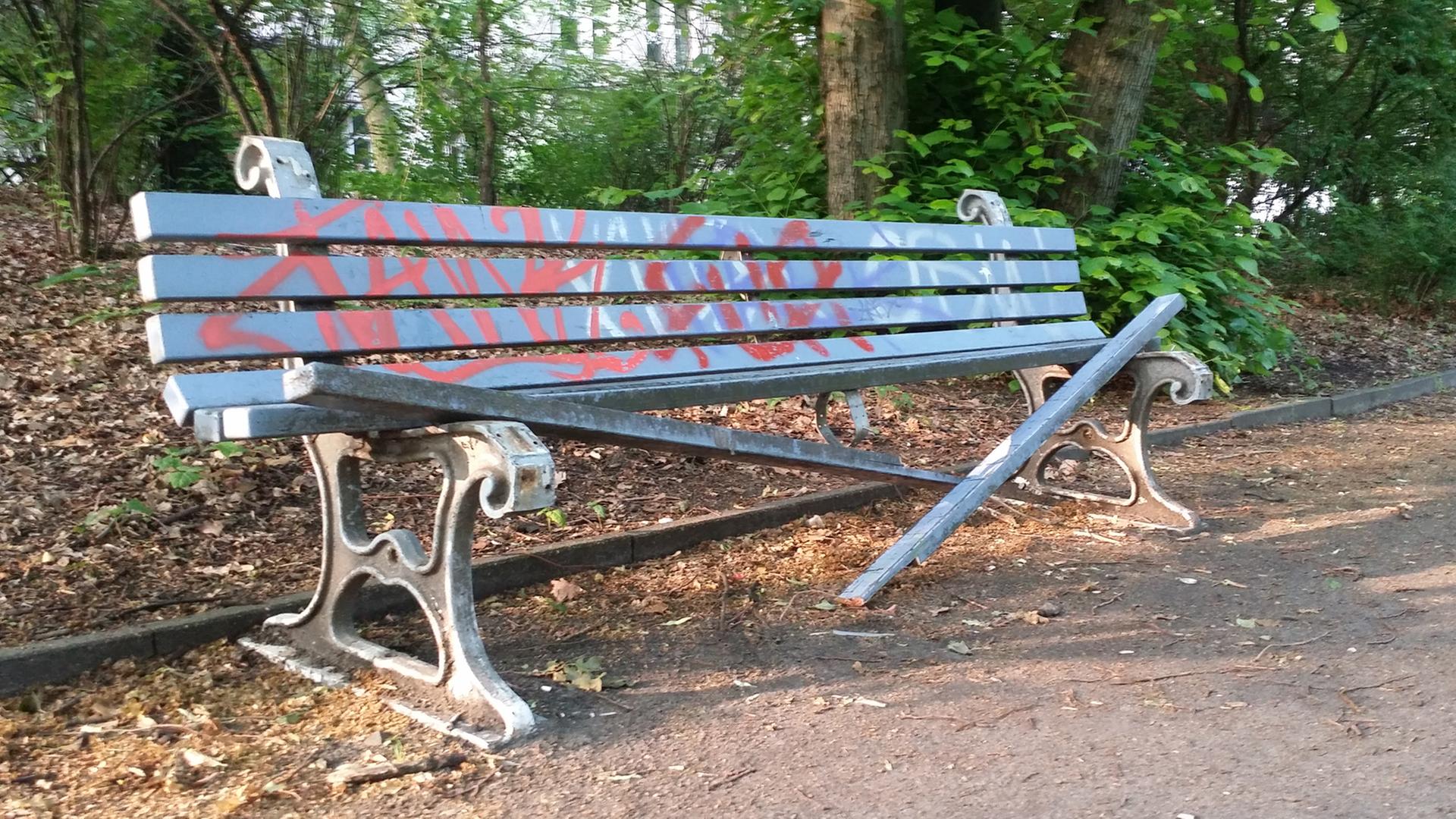 Eine kaputte Parkbank im Volkspark Schöneberg Eine kaputte Parkbank im Volkspark Schöneberg