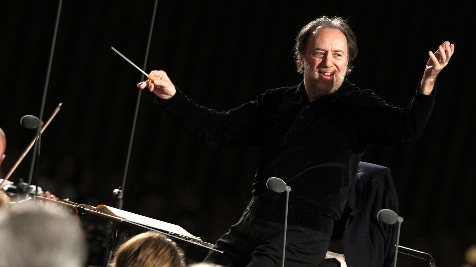 Das Gewandhausorchester zu Leipzig probt unter dem italienichen Dirigenten Riccardo Chailly am Donnerstag (19.04.2012) in der Audienzhalle des Vatikans in Rom, Italien, für ein Konzert. Das Gewandhausorchester zu Leipzig probt unter dem italienichen Dirigenten Riccardo Chailly am Donnerstag (19.04.2012) in der Audienzhalle des Vatikans in Rom, Italien, für ein Konzert.