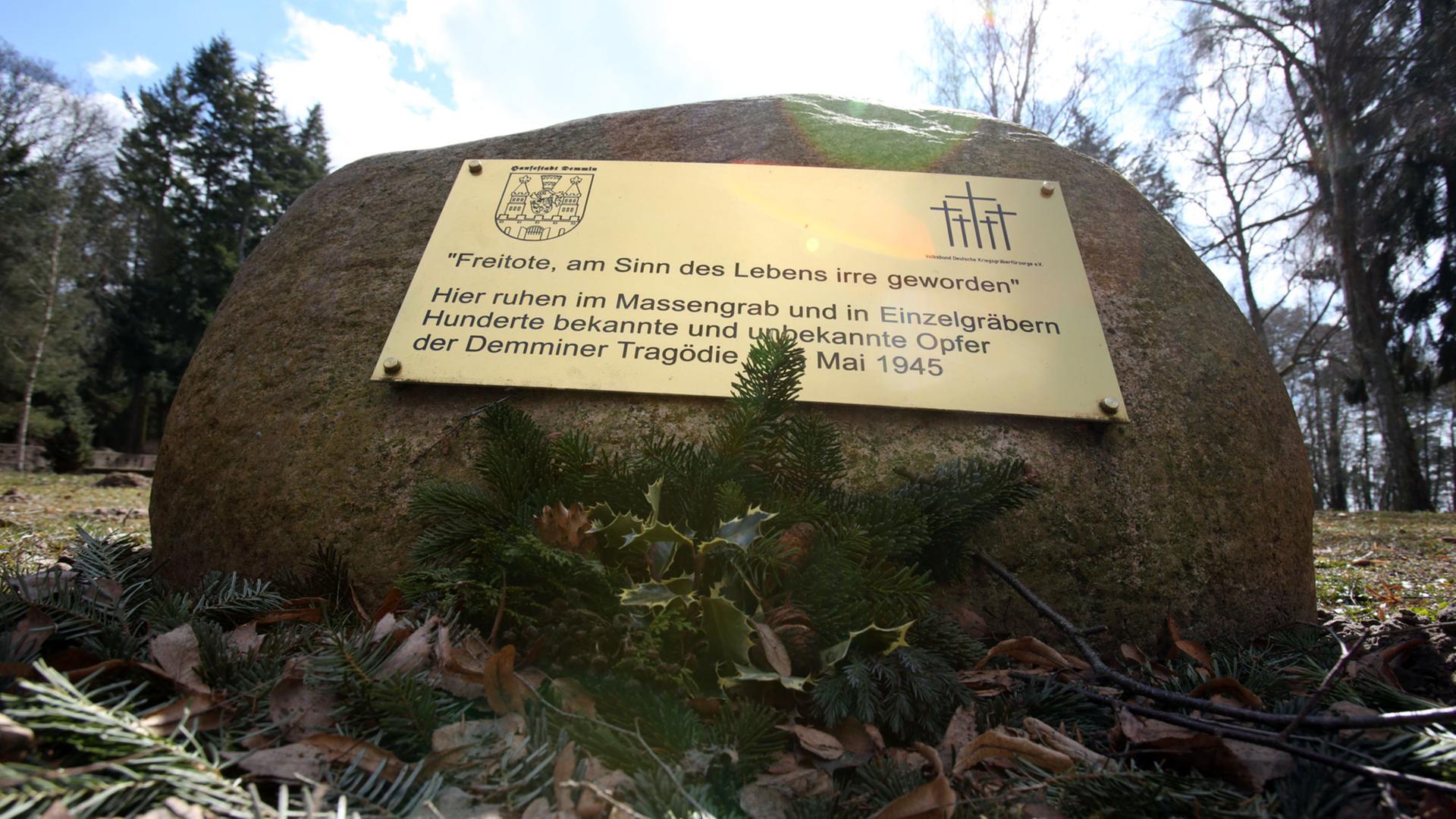 Eine Tafel an einem Gedenkstein auf dem Friedhof in Demmin (Mecklenburg-Vorpommern) erinnert an den Massenselbstmord 1945, aufgenommen am 08.04.2013. In Demmin kam es Historikern zufolge zum Kriegsende zu einem der schlimmsten Fälle von Massenselbstmord. Eine Tafel an einem Gedenkstein auf dem Friedhof in Demmin (Mecklenburg-Vorpommern) erinnert an den Massenselbstmord 1945, aufgenommen am 08.04.2013. In Demmin kam es Historikern zufolge zum Kriegsende zu einem der schlimmsten Fälle von Massenselbstmord.