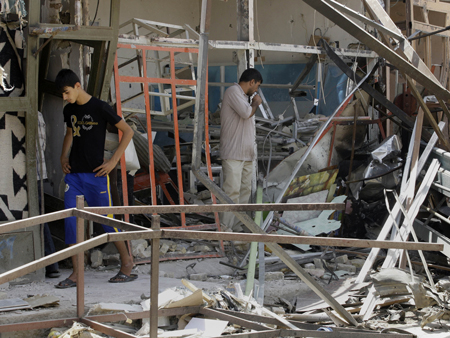 Ladenbesitzer begutachten ihre bei einem Autobombenanschlag zerstörten Geschäfte in Kut im Irak.