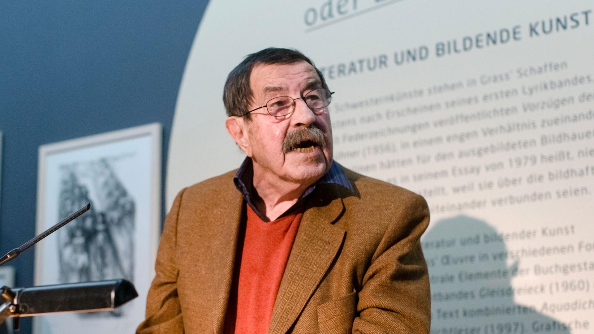 Der Literaturnobelpreisträger Günter Grass liest am 21.11.2013 in Lübeck (Schleswig-Holstein) bei der Eröffnung der Sonderausstellung zum 50-jährigen Jubiläum seines Romans "Hundejahre" aus diesem Text. Der Literaturnobelpreisträger Günter Grass liest am 21.11.2013 in Lübeck (Schleswig-Holstein) bei der Eröffnung der Sonderausstellung zum 50-jährigen Jubiläum seines Romans "Hundejahre" aus diesem Text.