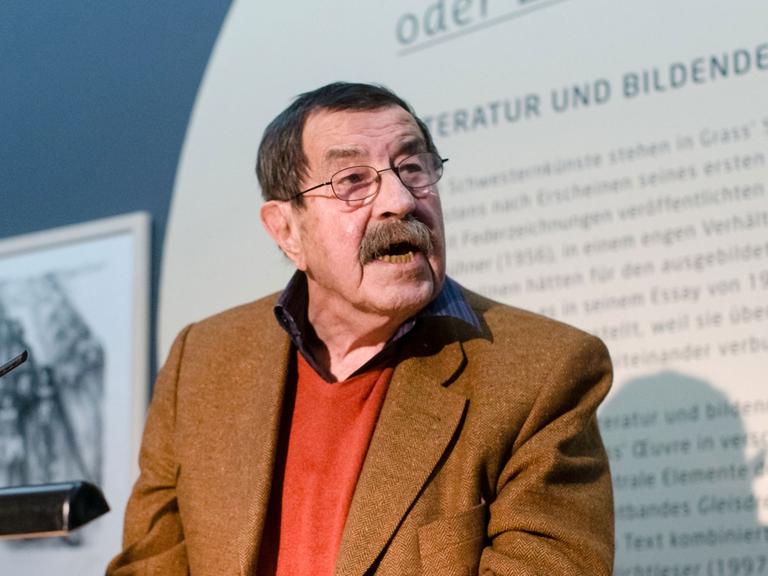 Der Literaturnobelpreisträger Günter Grass liest am 21.11.2013 in Lübeck (Schleswig-Holstein) bei der Eröffnung der Sonderausstellung zum 50-jährigen Jubiläum seines Romans "Hundejahre" aus diesem Text.