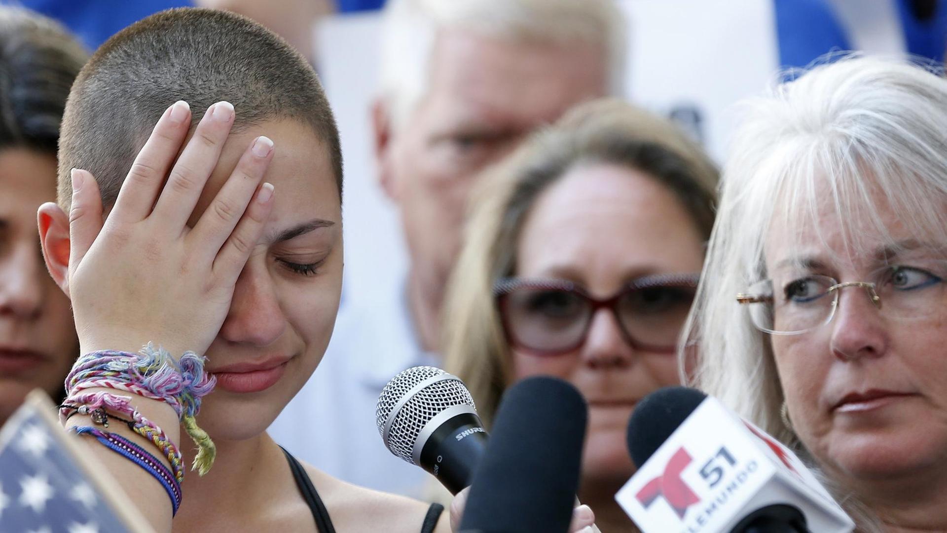 Emma Gonzalez, Schülerin der Marjory Stoneman Douglas High School und Überlebende des Amoklaufs von Parkland. Beim "March for our Lives" am 24. März wollen sie nach Washington marschieren und schärfere Waffengesetze fordern. Emma Gonzalez, Schülerin der Marjory Stoneman Douglas High School und Überlebende des Amoklaufs von Parkland. Beim "March for our Lives" am 24. März wollen sie nach Washington marschieren und schärfere Waffengesetze fordern.