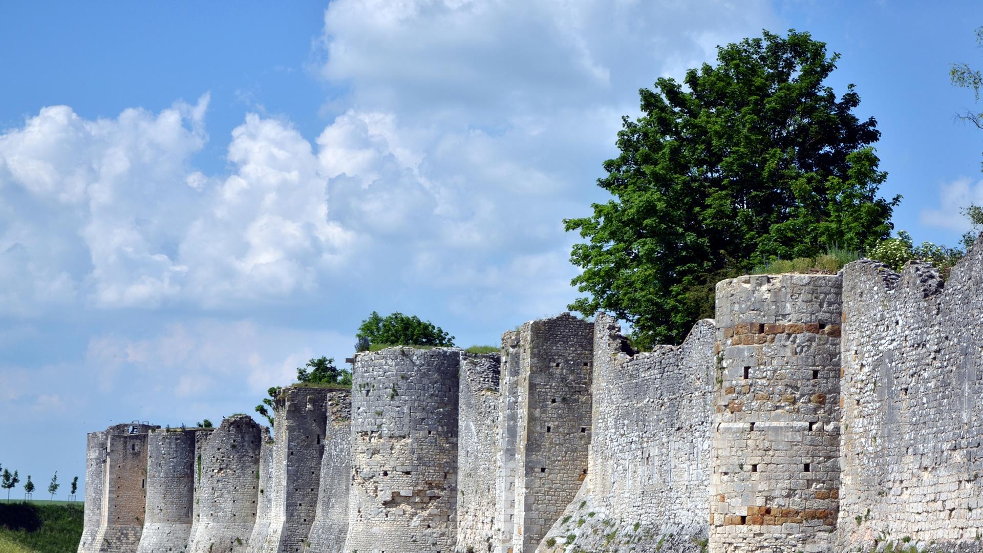 Die aus dem 13. und 14. Jahrhundert stammende Stadtmauer von Provins. Provins steht auf der UNESCO-Liste des Welt- und Kulturerbes. Die aus dem 13. und 14. Jahrhundert stammende Stadtmauer von Provins. Provins steht auf der UNESCO-Liste des Welt- und Kulturerbes.