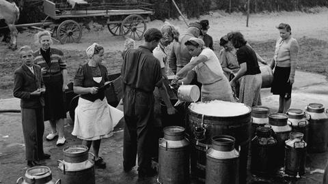 Essensausgabe in einem Lager für Flüchtlinge aus Schlesien und Ostpreußen.