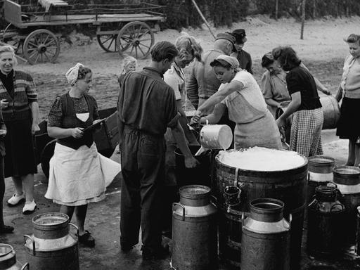 Essensausgabe in einem Lager für Flüchtlinge aus Schlesien und Ostpreußen.