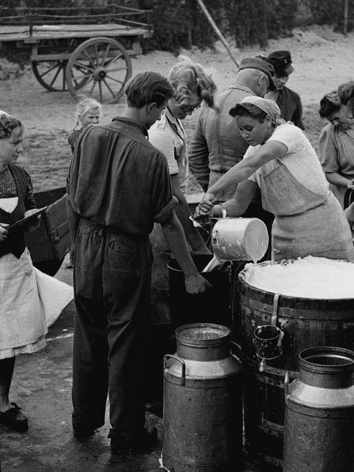 Essensausgabe in einem Lager für Flüchtlinge aus Schlesien und Ostpreußen.