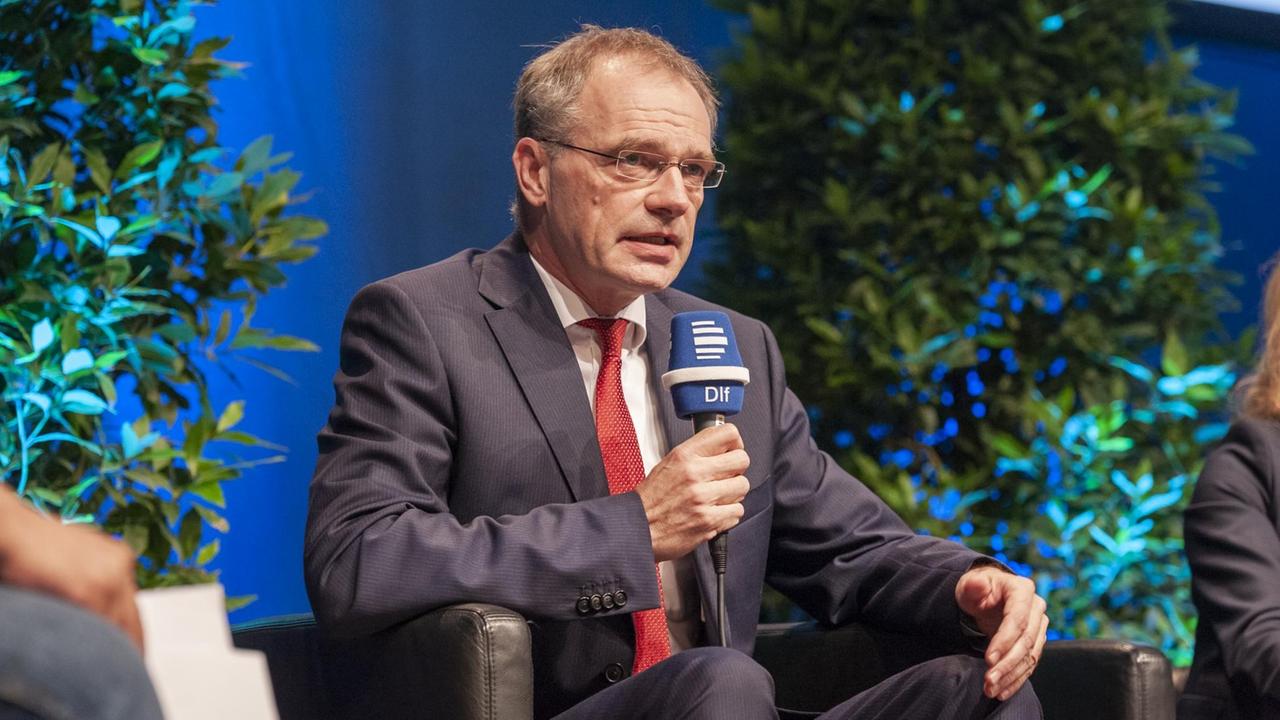 Deutschlandradio-Intendant Stefan Raue während des Forums Journalismuskritik im Deutschlandfunk Deutschlandradio-Intendant Stefan Raue während des Forums Journalismuskritik im Deutschlandfunk