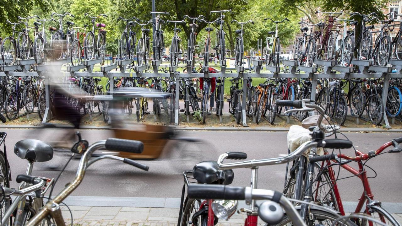 Utrecht, Niederland, Fahrradverkehr in der Innenstadt, 60 % der Utrechter kommen mit dem Rad in die Stadt, zweigeschossiger Fahrradparkplatz am Moreelspark, *** Utrecht, the Netherlands, bicycle traffic in the city centre, 60 of Utrechts citizens come to the city by bicycle, two-storey bicycle parking at Moreelspark,  