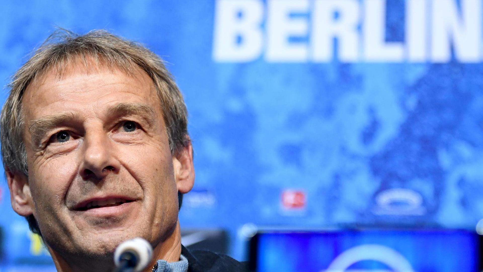 Jürgen Klinsmann, der neue Trainer von Hertha BSC, gibt eine Presse-Konferenz. Jürgen Klinsmann, der neue Trainer von Hertha BSC, gibt eine Presse-Konferenz.