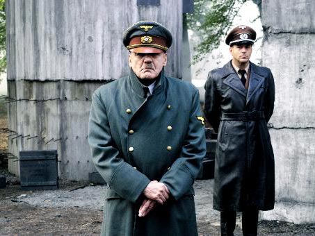 Der Schauspieler Bruno Ganz, links, als Adolf Hitler und Heino Ferch, rechts, als Albert Speer in dem Film "Der Untergang" von Bernd Eichinger Der Schauspieler Bruno Ganz, links, als Adolf Hitler und Heino Ferch, rechts, als Albert Speer in dem Film "Der Untergang" von Bernd Eichinger
