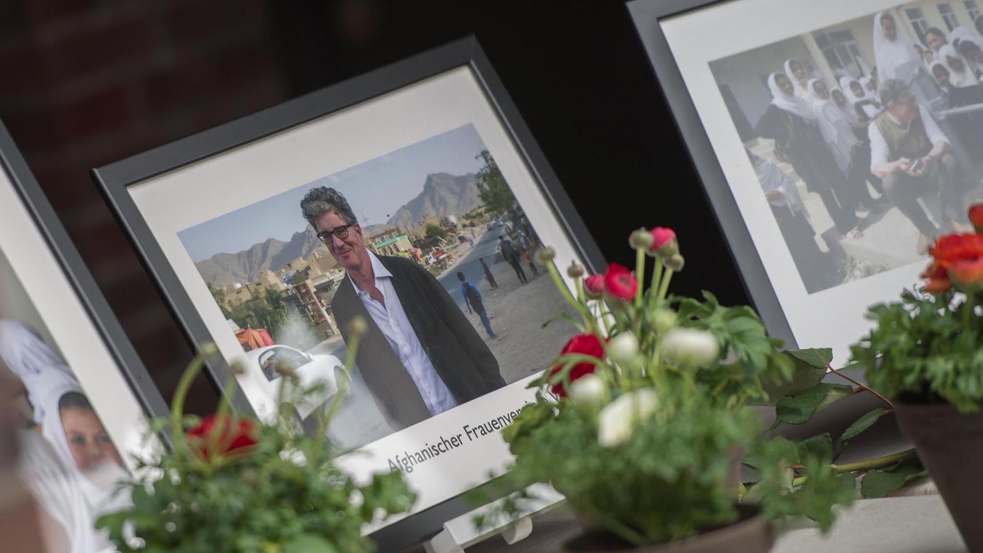 Bilder vom Afghanischen Frauenverein e.V., dessen Schirmherr Roger Willemsen war, erinnern am 22.02.2016 in Hamburg vor der Trauerfeier an den verstorbenen Bestsellerautor und TV-Moderator. Bilder vom Afghanischen Frauenverein e.V., dessen Schirmherr Roger Willemsen war, erinnern am 22.02.2016 in Hamburg vor der Trauerfeier an den verstorbenen Bestsellerautor und TV-Moderator.