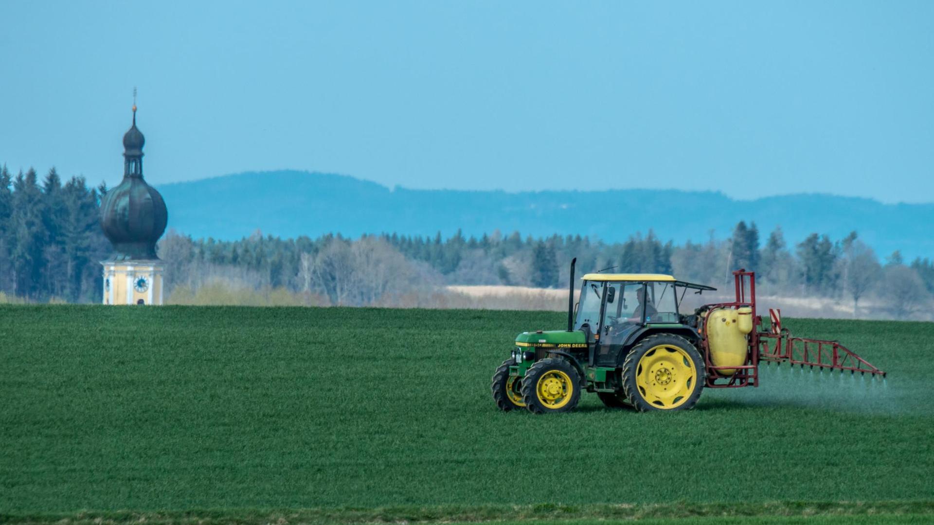 Mit einem Traktor wird nahe Sallach im Landkreis Straubing-Bogen (Bayern) Pflanzenschutzmittel auf ein Feld gespritzt. Mit einem Traktor wird nahe Sallach im Landkreis Straubing-Bogen (Bayern) Pflanzenschutzmittel auf ein Feld gespritzt.