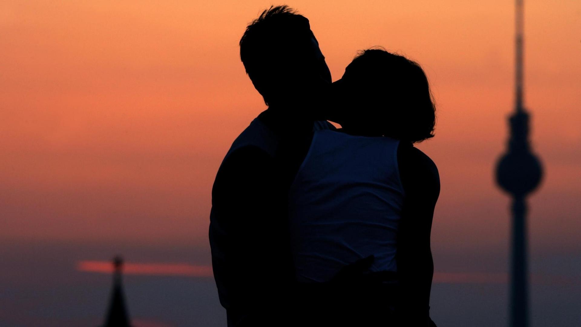 Einen farbenprächtigen Sonnenuntergang erleben Matthias und Louise eng umschlungen am 21.05.2007 am Ufer der Spree im Berliner Stadtteil Treptow. Foto: Arno Burgi Einen farbenprächtigen Sonnenuntergang erleben Matthias und Louise eng umschlungen am 21.05.2007 am Ufer der Spree im Berliner Stadtteil Treptow. Foto: Arno Burgi